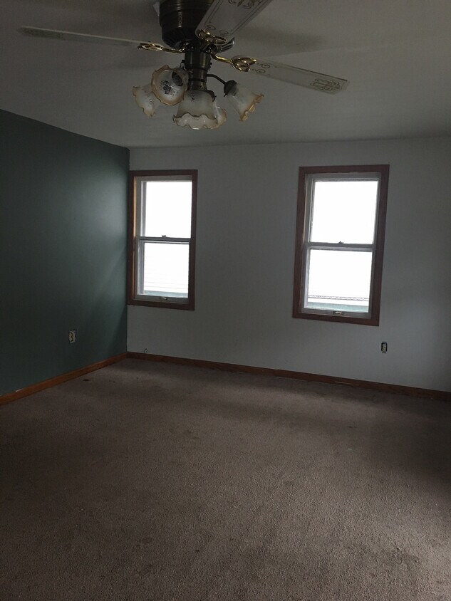 Building Photo - 819 W Thrush Ave