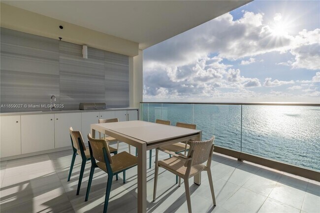 Foto del edificio - 17901 Collins Ave
