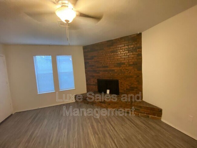Building Photo - 208 Crystal Cir