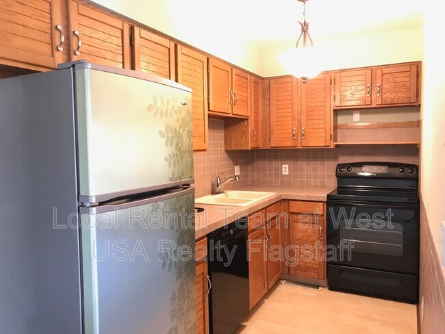 Building Photo - 5701 N Villa Cir