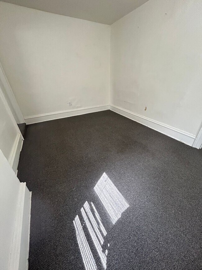 Foto del edificio - 3 Bedroom 1 Bathroom Near Campus