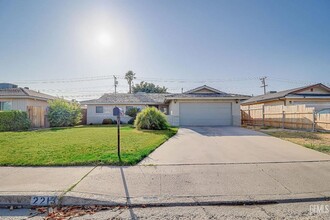Building Photo - 2213 Sandpiper Rd