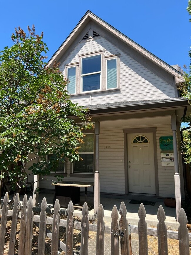 Building Photo - COMING SOON!  2 bed, 2 bath home in the he...