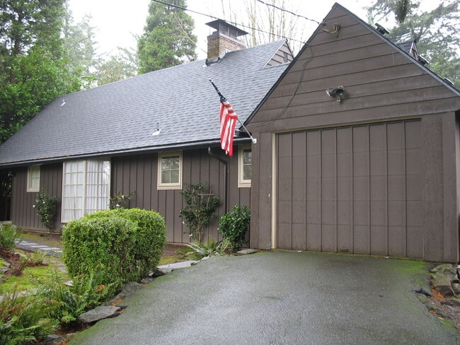 Building Photo - - Portland Heights 3 bedroom Beauty!