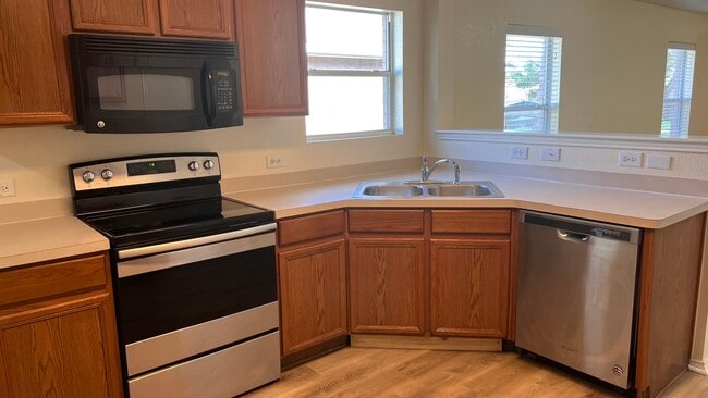 Foto del edificio - 8911 Valley River Dr