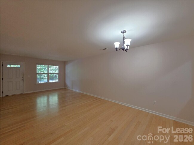 Foto del edificio - 360 Tidmarsh Ct NW