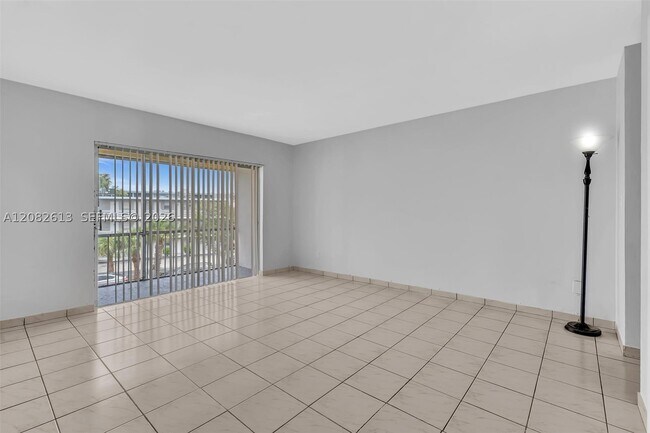 Foto del edificio - 1540 NE 191st St