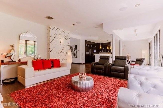 Foto del edificio - 2 br, 2 bath House - 1735 Michigan Ave # 101