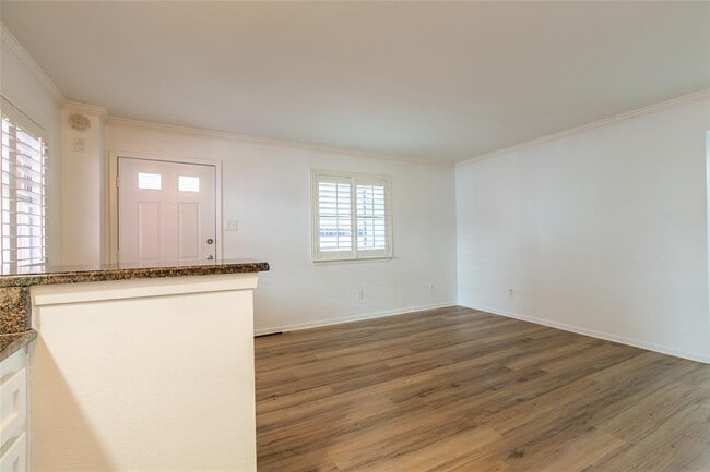 Foto del edificio - 301 E 4th St