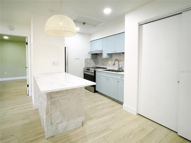 Foto del edificio - 708 Angelina Ln