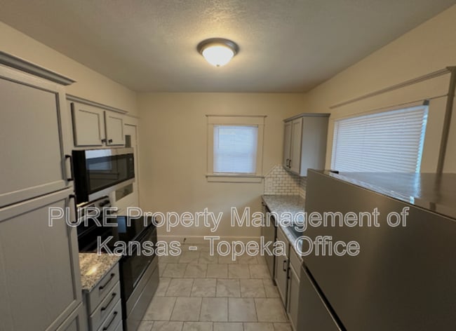 Building Photo - 939 SW Jewell Ave