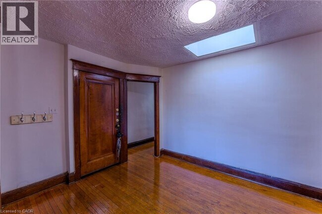 Photo du bâtiment - 1369 Main St E