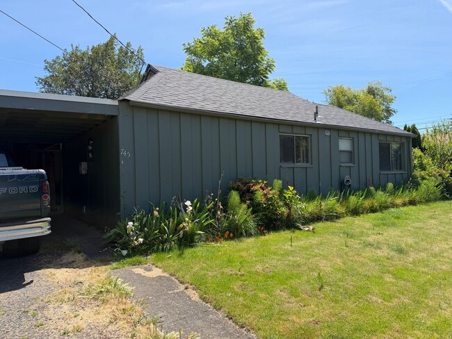 Foto del edificio - 1 bedroom, 1 bath duplex in Springfield!