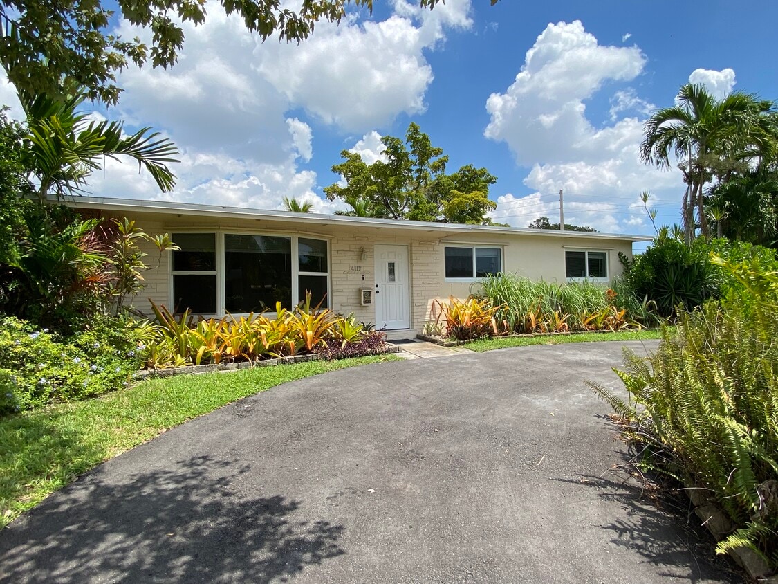 Front of House. Large Circular Driveway. Plenty of Parking. - 4117 Van Buren St