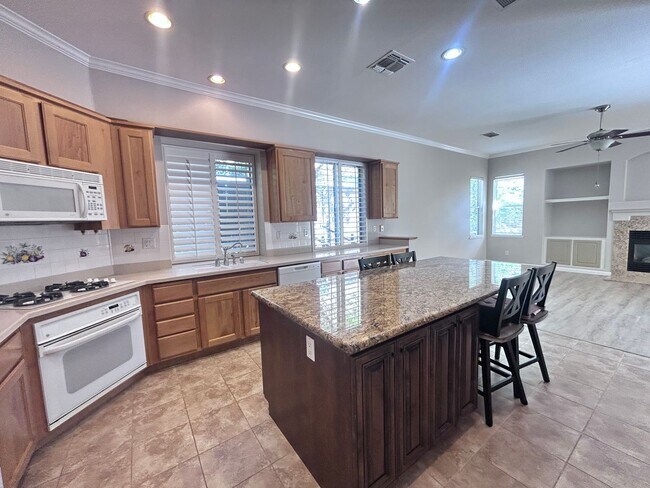 Foto del edificio - Incredible Four Bedroom Two Bathroom Home in Serrano Village