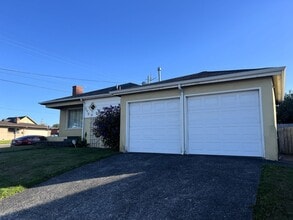 Building Photo - 905 W Harris St Building Photo - 905 W Harris St