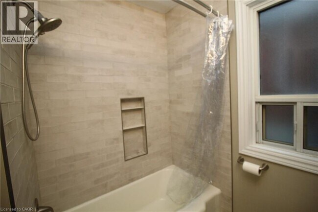 Photo du bâtiment - 245 E 13th St