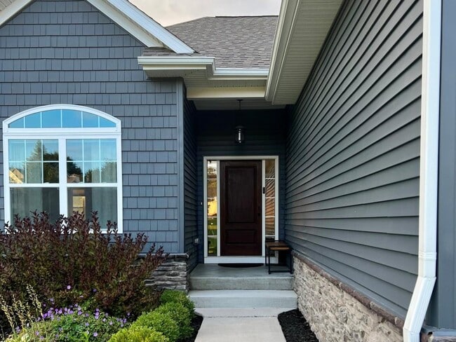 Building Photo - 1285 Sweet Grass Trail N