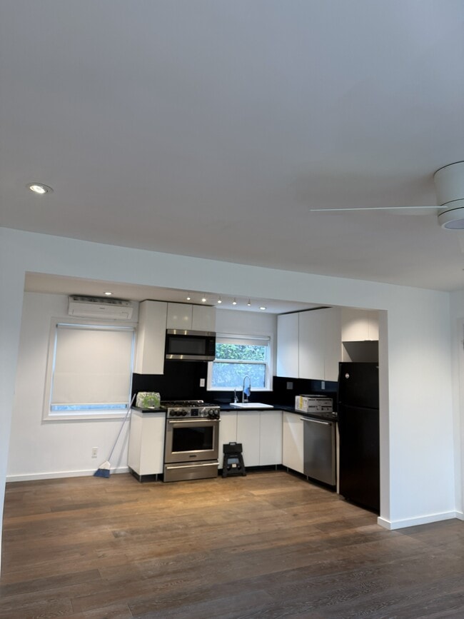 Building Photo - 1201 Bay St