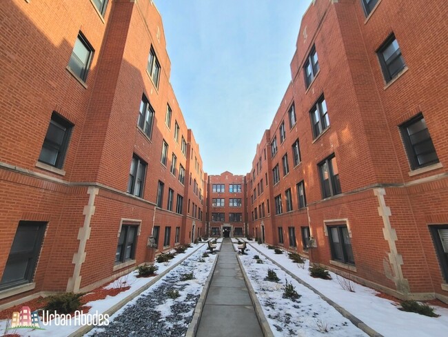 Building Photo - 3934 N Janssen Ave