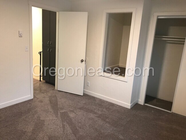 Foto del edificio - Two bedroom one bath townhouse in West Spr...