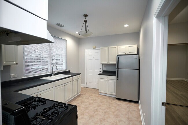 Building Photo - 4861 W Dakin St