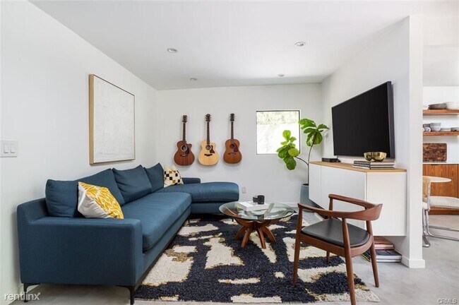 Foto del edificio - 1 br, 2 bath House - 905 N Beverly Glen Blvd