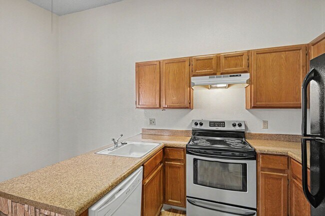 Foto del edificio - Charming Top-Floor Studio in Aurora with Private Patio & In-Unit Laundry