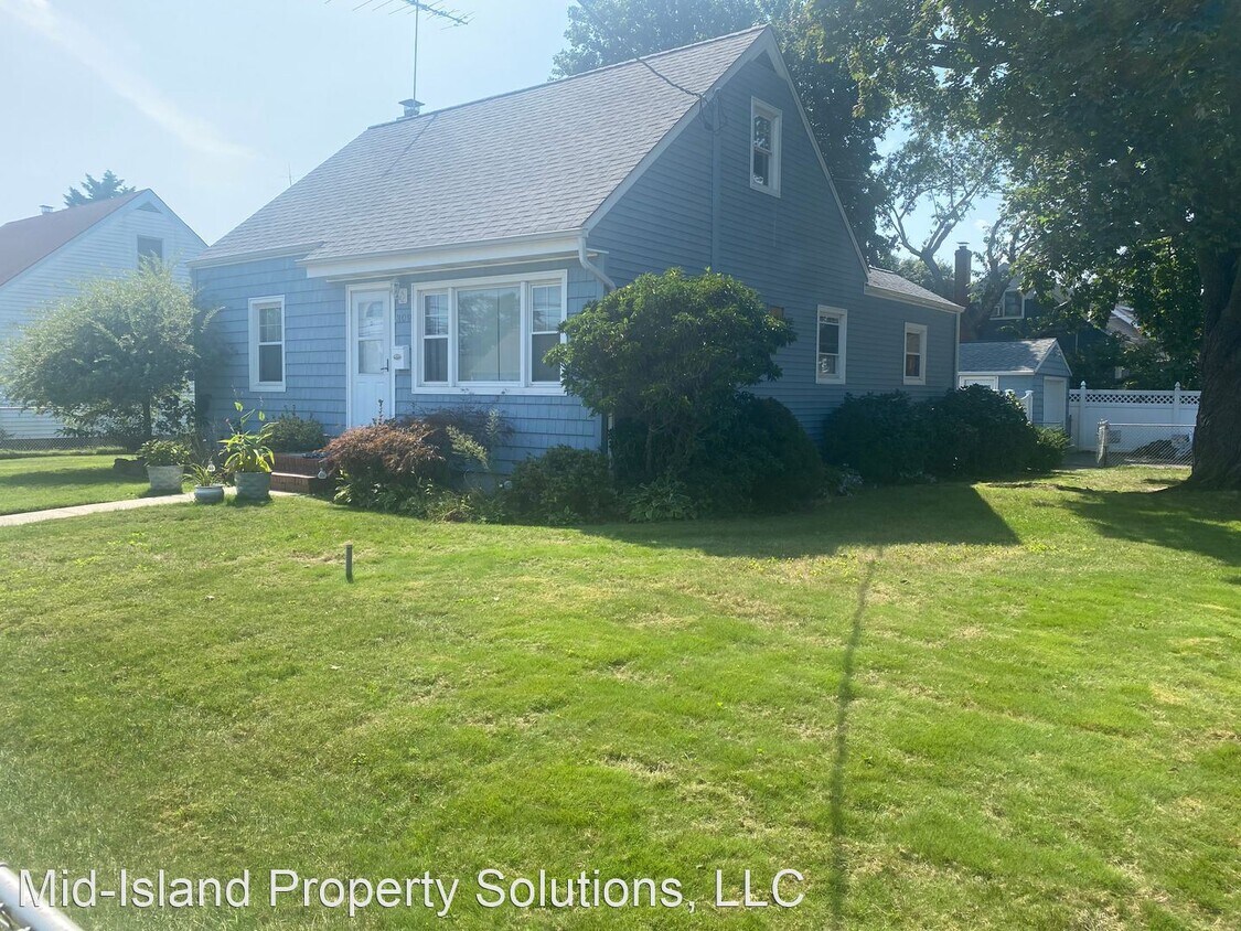 4 br, 1 bath House 809 S. Strong Ave House for Rent in Copiague, NY