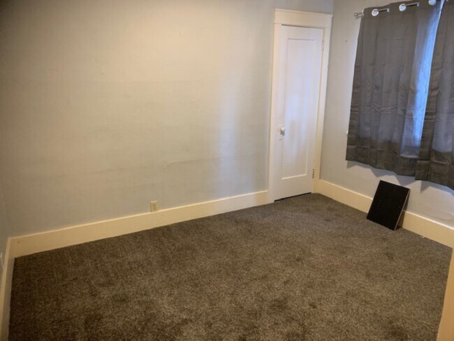 Foto del edificio - 4 Bed, 1 3/4 bath home on Pioneer Hill next to a park