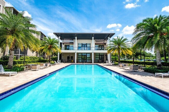 Foto del edificio - 8300 N Sherman Cir