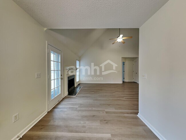 Foto del edificio - 609 Two Gait Ln