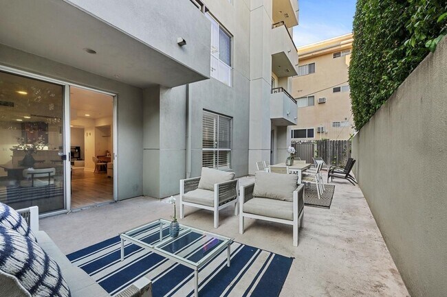 Foto del edificio - 2240 S Beverly Glen Blvd