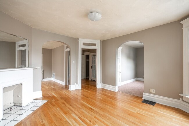 Building Photo - 207 W Hubbard Ave