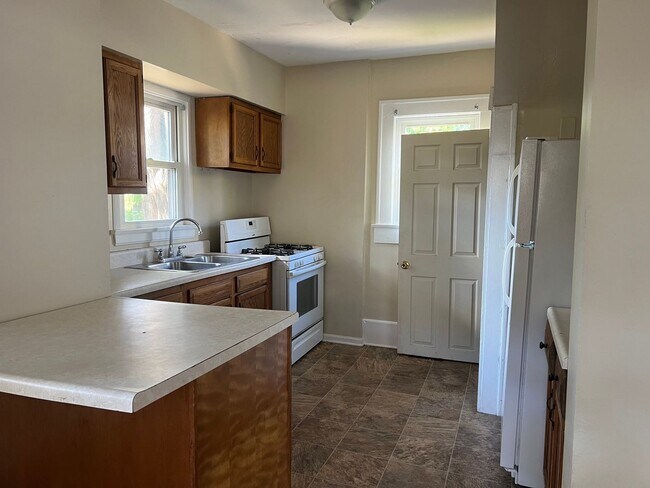 Foto del edificio - Bright, Spacious & Central — Minutes to Markets & Parks