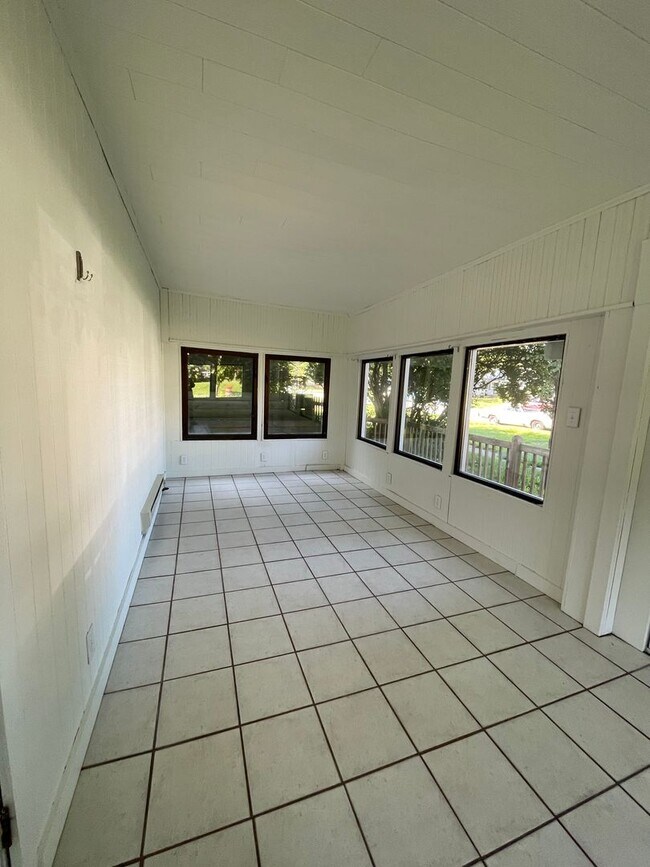 Foto del edificio - 5 Bedroom Available NOW