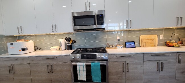 Foto del edificio - 4126 36th Ave SW