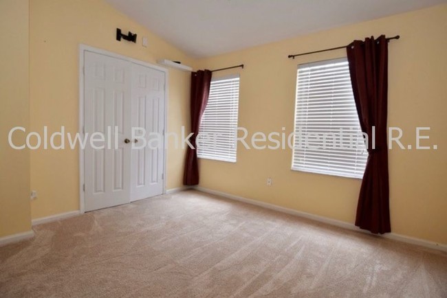 Building Photo - Beautiful Townhome in Gated Community