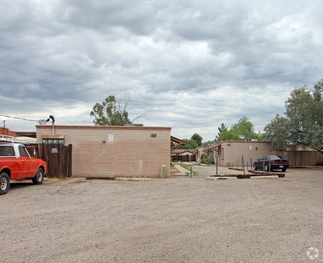 Building Photo - 315-319 E Blacklidge Dr