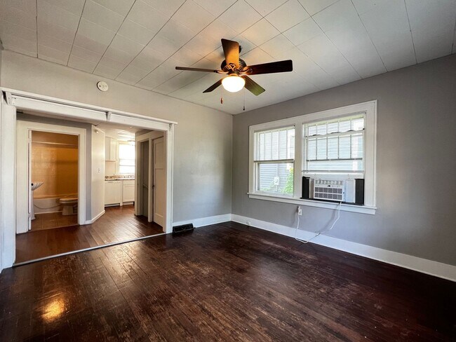 Foto del edificio - $2,200 | 3 Bedroom + Bonus Room , 2 Bathro...