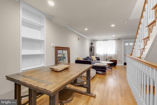 Building Photo - 845 N Bambrey St