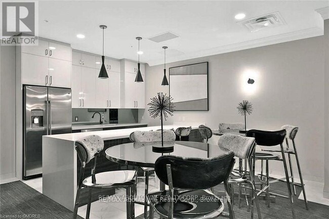 Building Photo - 118 King St E