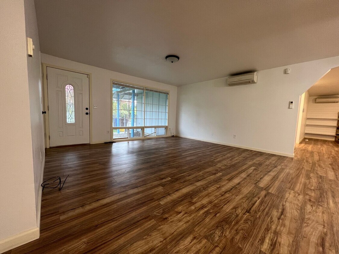 Foto principal - 3 bedroom 1.5 bath home with two car garag...