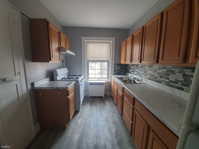 Building Photo - 1 br, 1 bath  - 831 Elm St B2