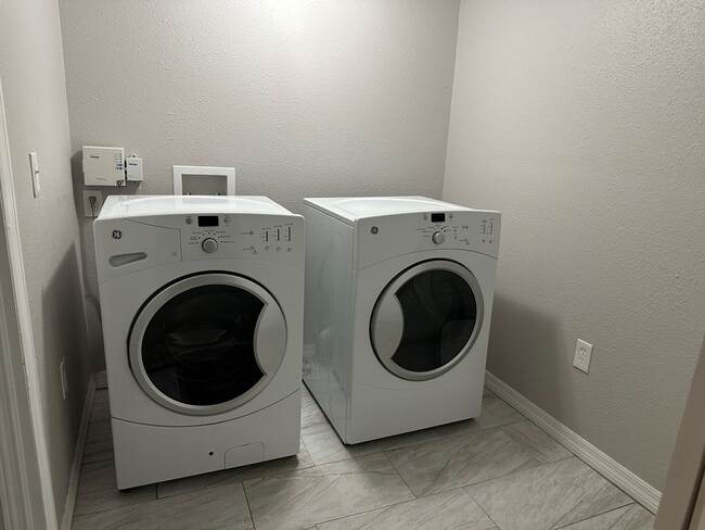 Laundry room - 2216 W Woodlawn Ave