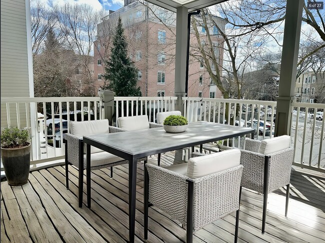 Building Photo - 470 Green St