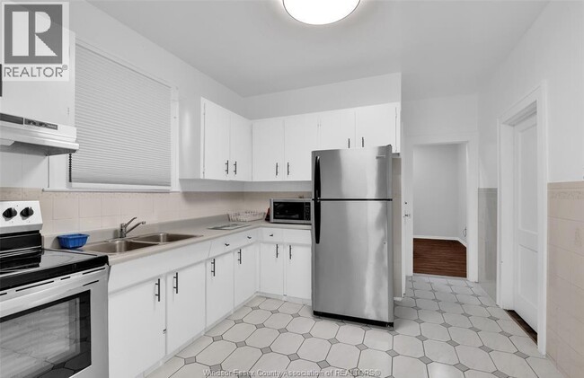 Building Photo - 930 Church St