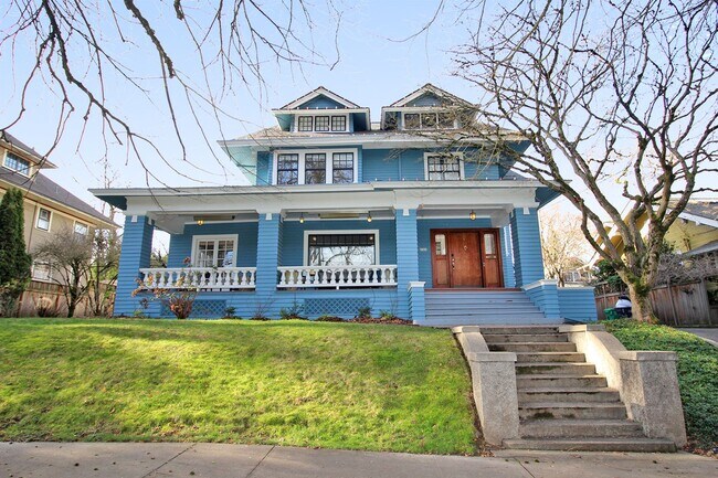 Foto del edificio - Grand 1910 Irvington 6 Bedroom Craftsman Home on Oversized Lot