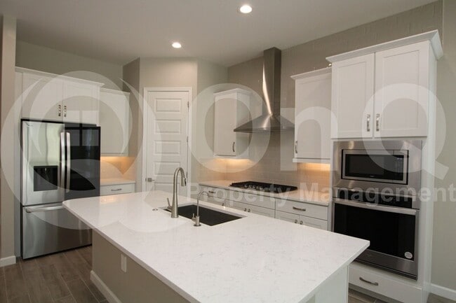 Building Photo - 5107 E Village Dr