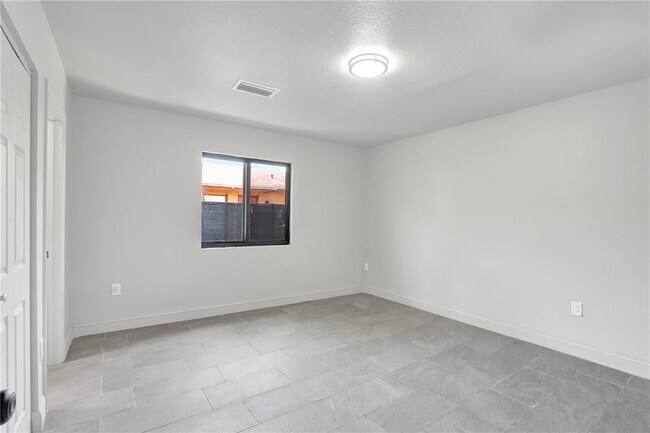 Foto del edificio - 861 NW 6th Ave